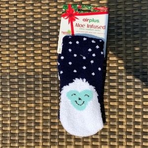 NWT Aloe Infused Comfort Socks
